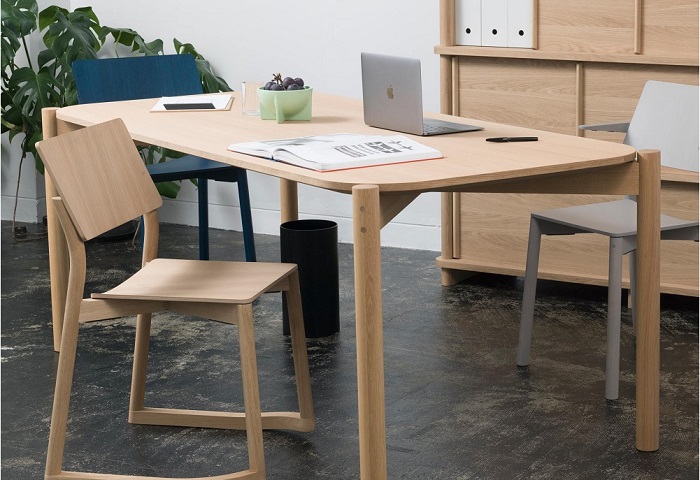 Mẫu ghế gỗ uốn cong phủ veneer theo phong cách nội thất hiện đại