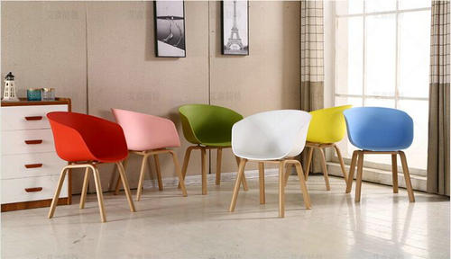 Đẹp ấn tượng với thiết kế ghế nhựa chân gỗ uốn cong