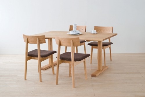 Ghế phòng ăn gỗ uốn cong với thiết kế thanh lịch, ấm áp và tự nhiên