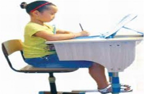 Bé có cột sống thẳng đẹp khi sử dụng ghế uốn cong